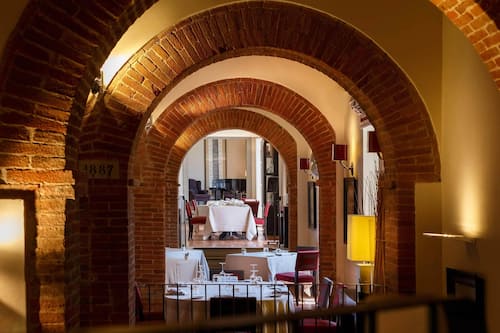 2 restaurants, servant le déjeuner et le dîner; cuisine locale