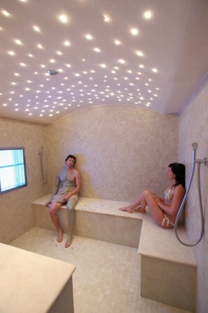 Ruang perawatan pasangan, sauna, hot tub, dan ruang uap