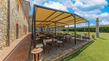 2 restaurantes; se sirven desayunos, almuerzos, cenas y cocina local