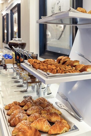 Free daily buffet breakfast  - Borgo Scopeto Wine & Country Relais (Castelnuovo Berardenga)