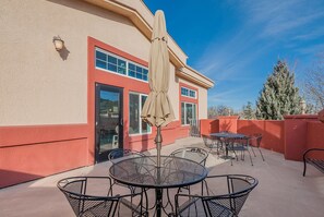 Terrace/patio - Days Inn by Wyndham Manitou Springs (Manitou Springs)