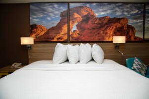 Room, 1 King Bed, Non Smoking | Premium bedding, down comforters, pillowtop beds, desk