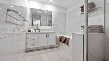 Vila, 3 quartos | Banheiro | Produtos de toalete grátis, secador de cabelo, toalhas de banho