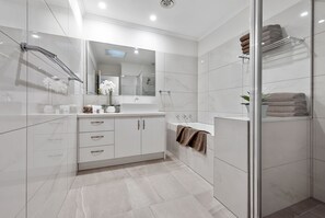 Villa, 3 Bedrooms | Bathroom | Free toiletries, hair dryer, towels, soap - Fawkner Executive Suites & Serviced Apartments (Fawkner)