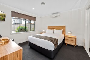 Villa, 3 Bedrooms | Pillowtop beds, laptop workspace, soundproofing, iron/ironing board - Fawkner Executive Suites & Serviced Apartments (Fawkner)