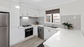 Villa, 3 habitaciones | Cocina privada | Frigorífico, microondas, placa de cocina y hervidor eléctrico
