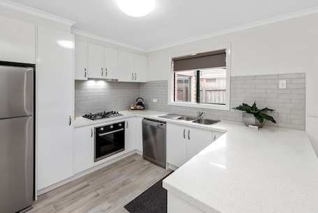 Refrigerador, microondas, placa de cocina, tetera/pava eléctrica