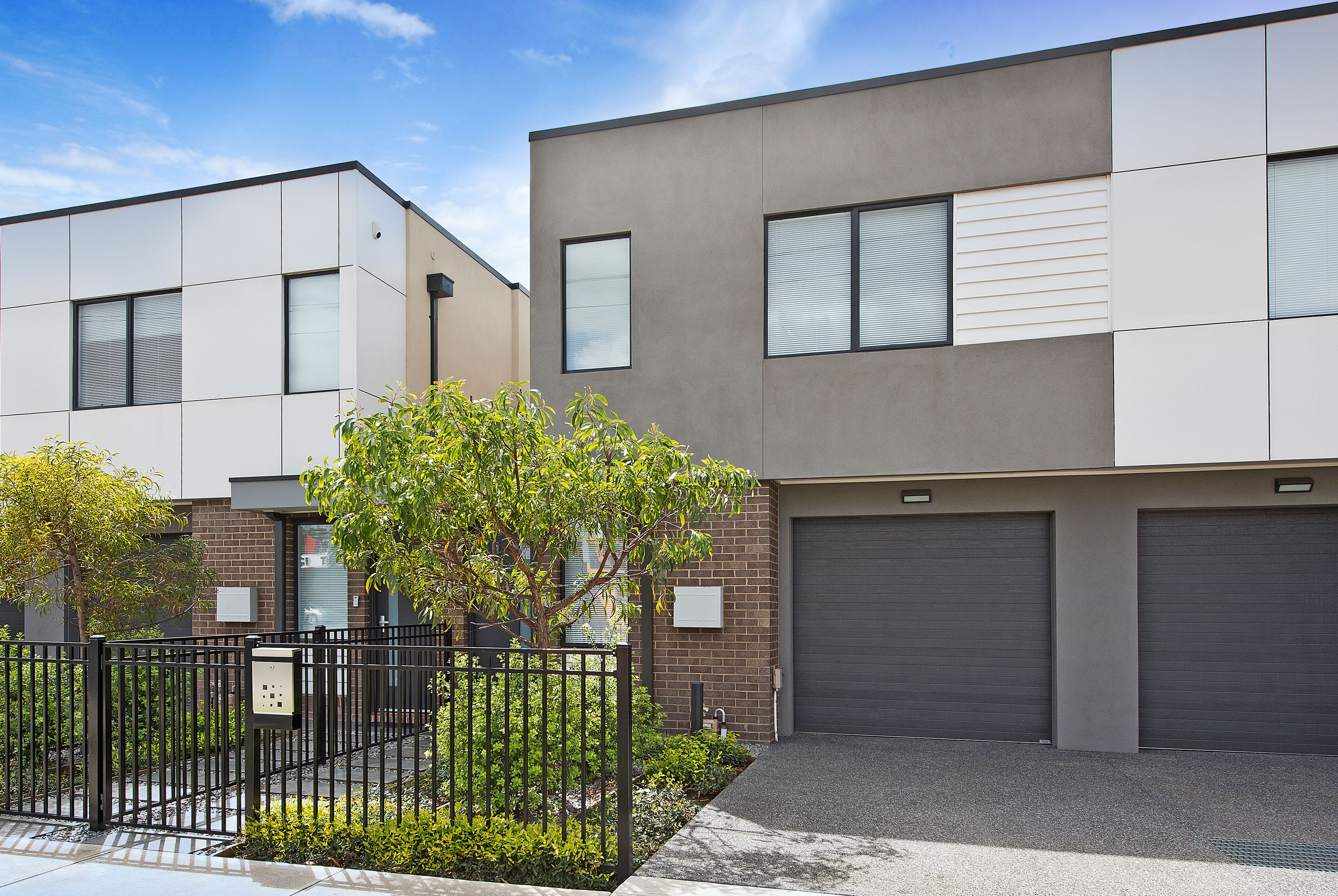 Vista frontal de la propiedad