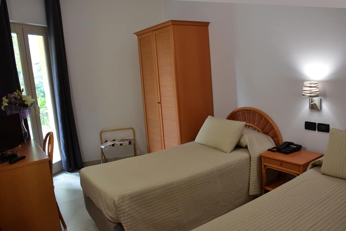 Habitación doble | Minibar, caja de seguridad en la habitación y escritorio