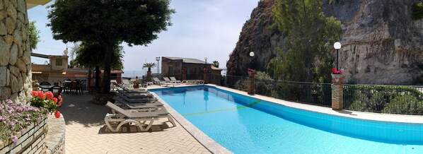 Outdoor pool - Hotel Corallo (Taormina)