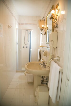 Habitación con 1 cama doble o 2 individuales, vistas al mar | Baño | Artículos de higiene personal gratuitos, secador de pelo y toallas