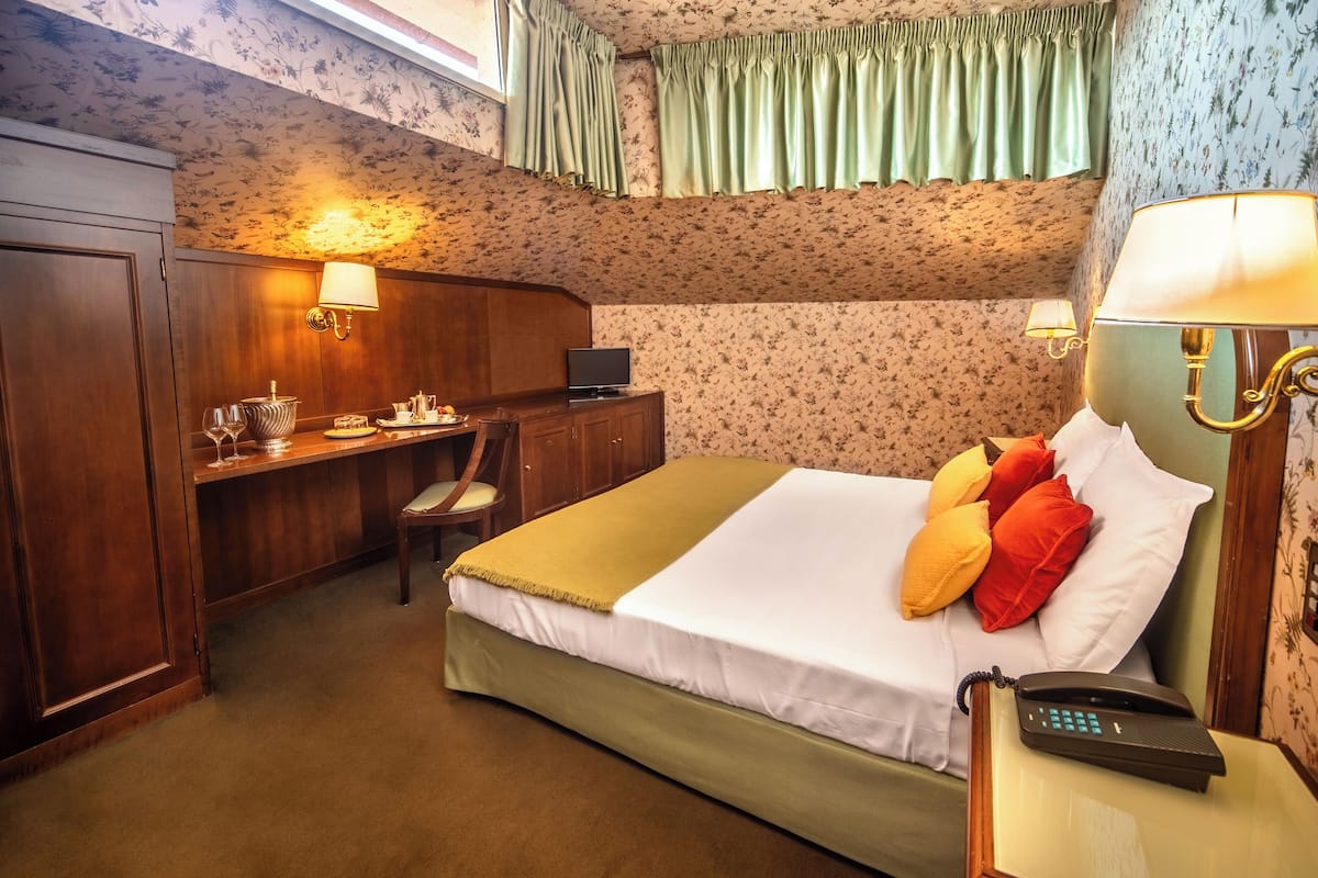 basic double room (mansardata) | 1 bedroom, minibar, in-room safe, desk
