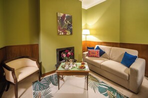 Suite – junior | Oppholdsområde | En 21-tommers LCD-TV med digitale kanaler samt TV og filmkjøp