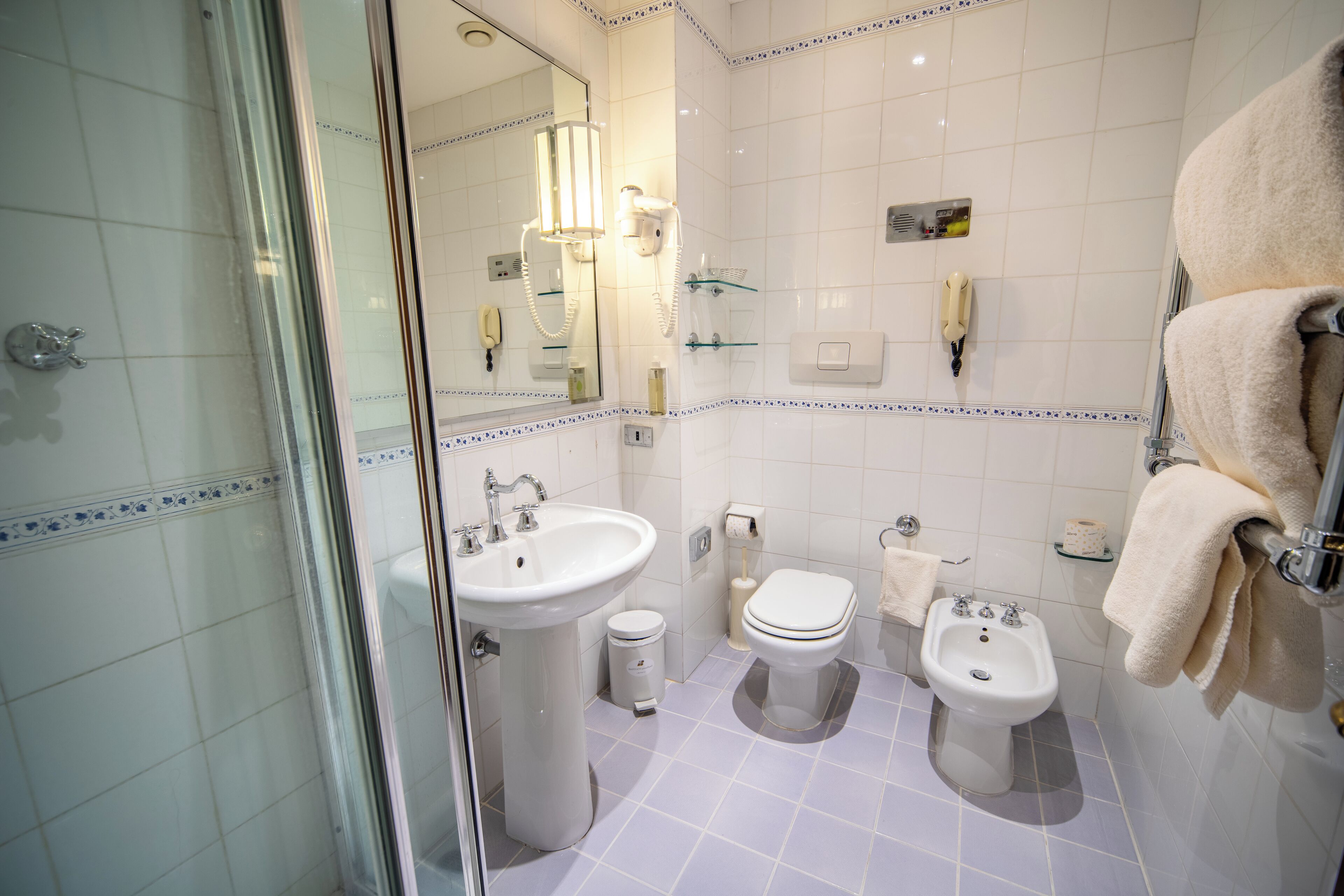 junior suite | bathroom | combined shower/bathtub, free toiletries, hair dryer, towels