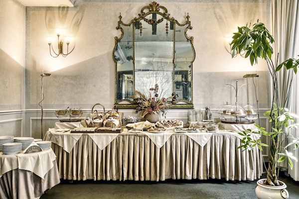 Sudah termasuk sarapan prasmanan setiap hari