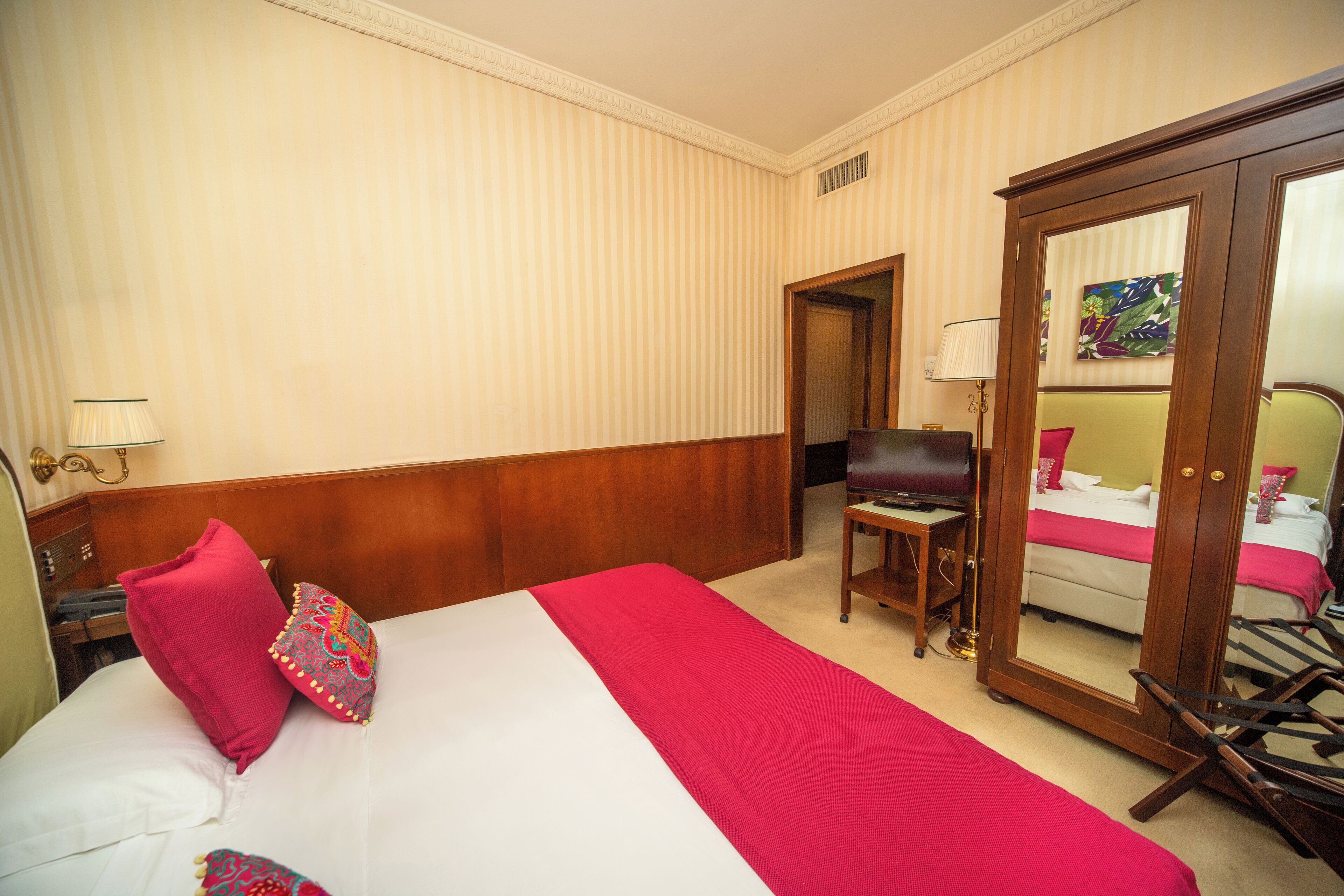 junior suite | 1 bedroom, minibar, in-room safe, desk