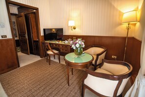 Habitació doble o amb dos llits individuals superior | Minibar, caixa forta a l'habitació i escriptori 