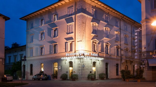 A historic building with a sign reading "Bastiani Grand Hotel." - Grand Hotel Bastiani (Grosseto)