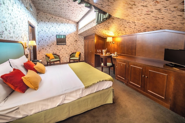 Kamar Double Basic (Mansardata) | 1 kamar tidur, minibar, brankas, dan meja kerja