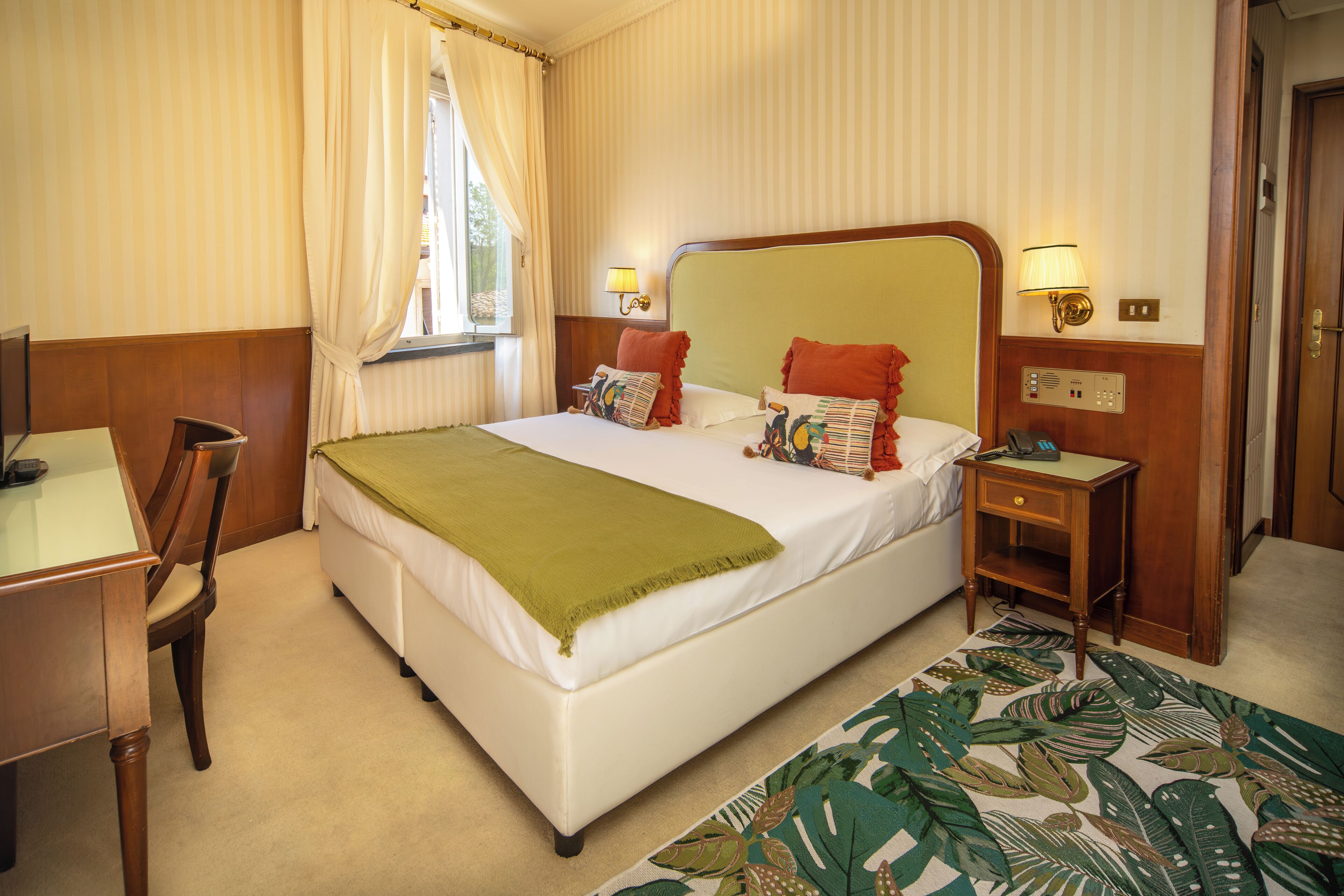 deluxe double or twin room | 1 bedroom, minibar, in-room safe, desk