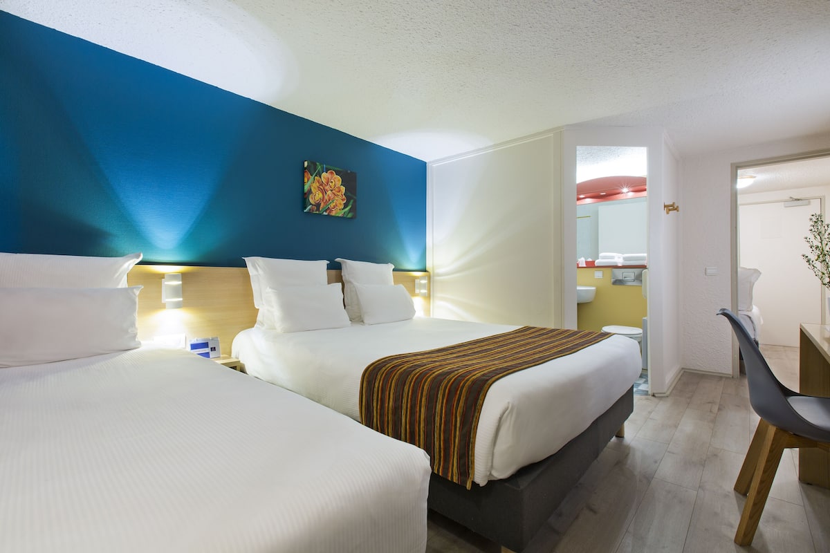 Standard 1 Queen 2 Single Non Smoking | Desk, iron/ironing board, free cots/infant beds, free WiFi