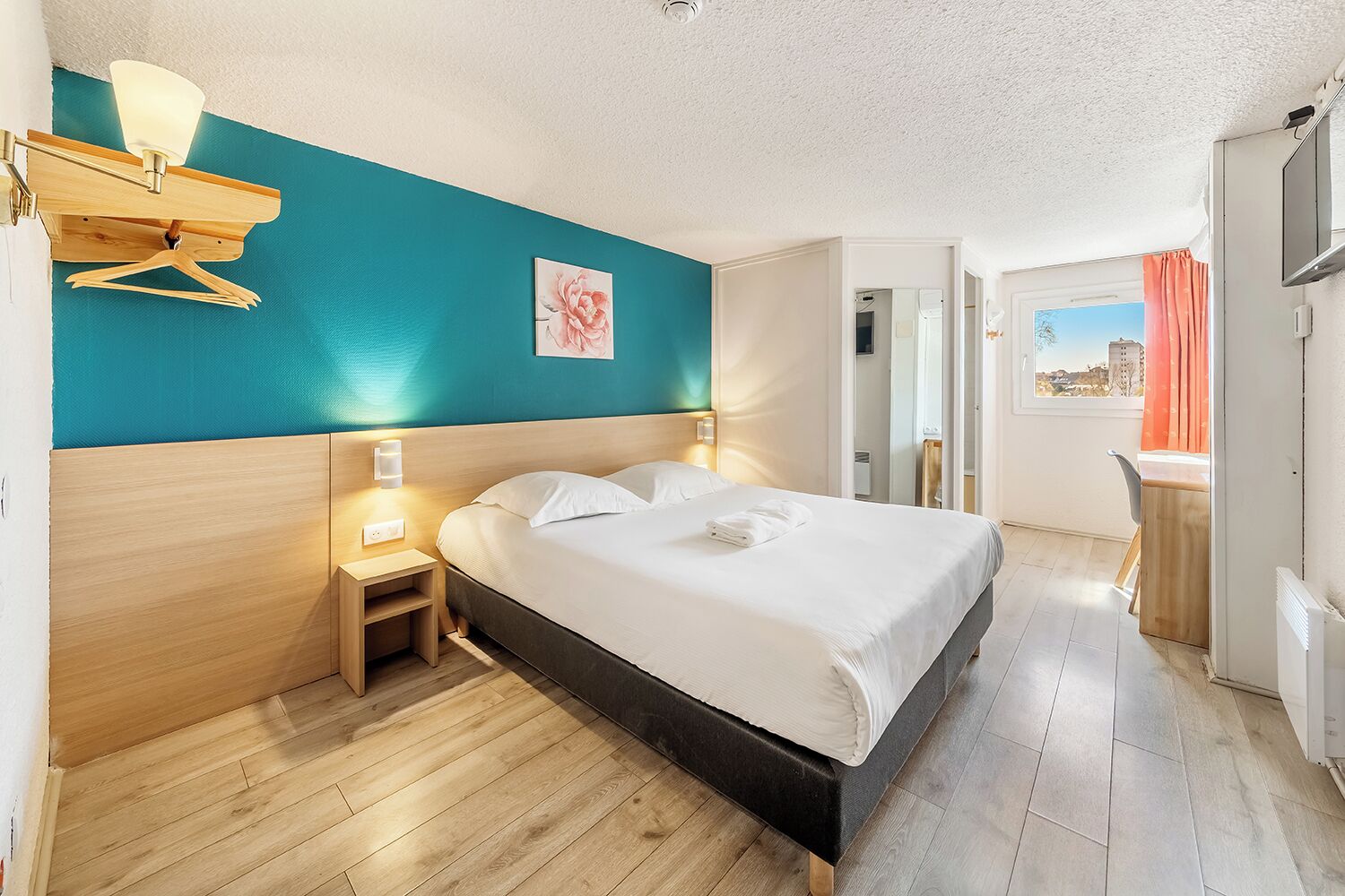 Standard Queen Non Smoking | Escritorio, tabla de planchar con plancha, cunas gratuitas y wifi gratis