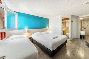 Desk, iron/ironing board, free cots/infant beds, free WiFi - Comfort Hotel Montlucon (Montlucon)