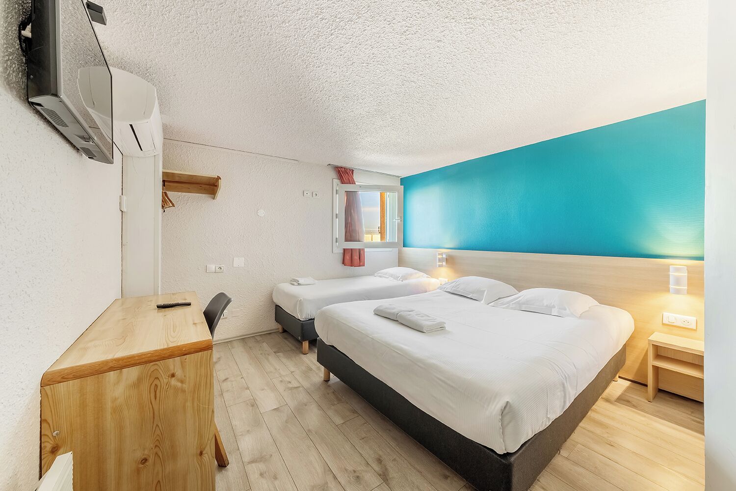 Standard 1 Queen 1 Single Non Smoking | 办公桌、熨斗/熨板、免费婴儿床、免费 WiFi