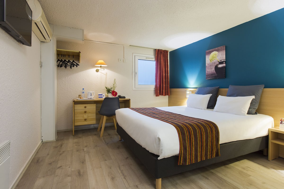 Standard Queen Non Smoking | Desk, iron/ironing board, free cots/infant beds, free WiFi