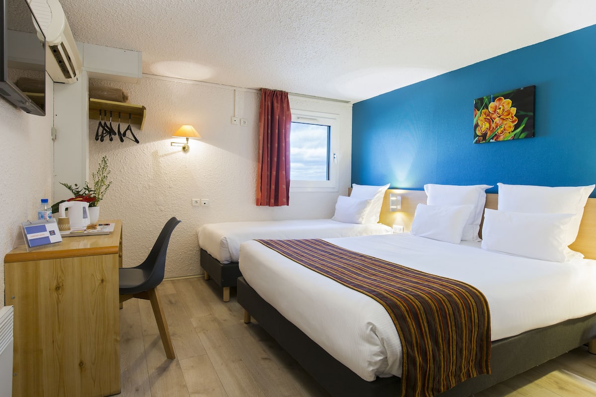 Standard 1 Queen 1 Single Non Smoking | Desk, iron/ironing board, free cots/infant beds, free WiFi