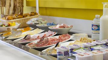Un bufé con diferentes opciones de comida, incluyendo carnes, quesos y productos lácteos.