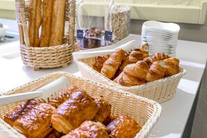 Daily buffet breakfast (EUR 11.90 per person)
