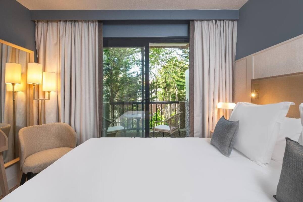 Premium bedding, in-room safe, desk, blackout drapes