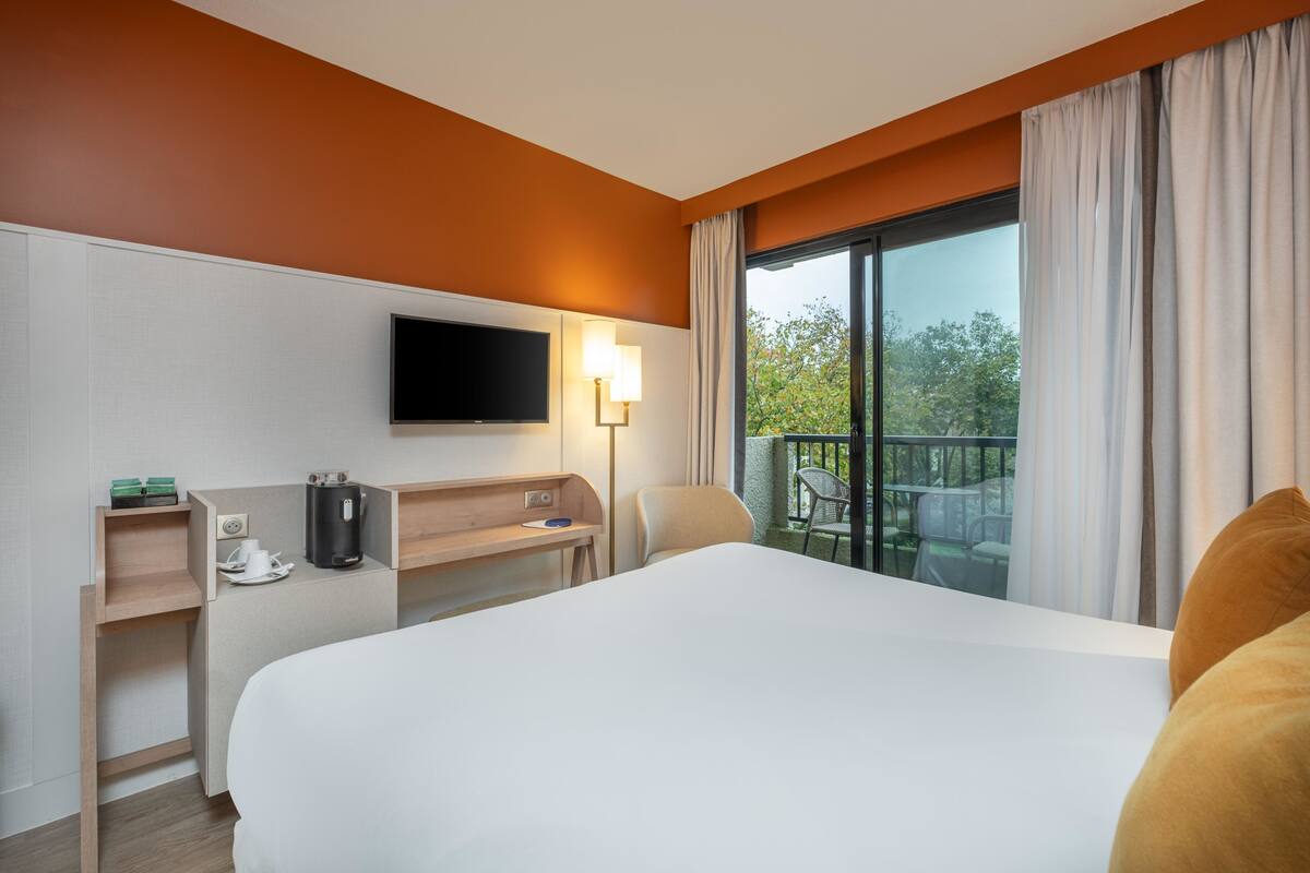 Executive Room | Premium bedding, in-room safe, desk, blackout drapes