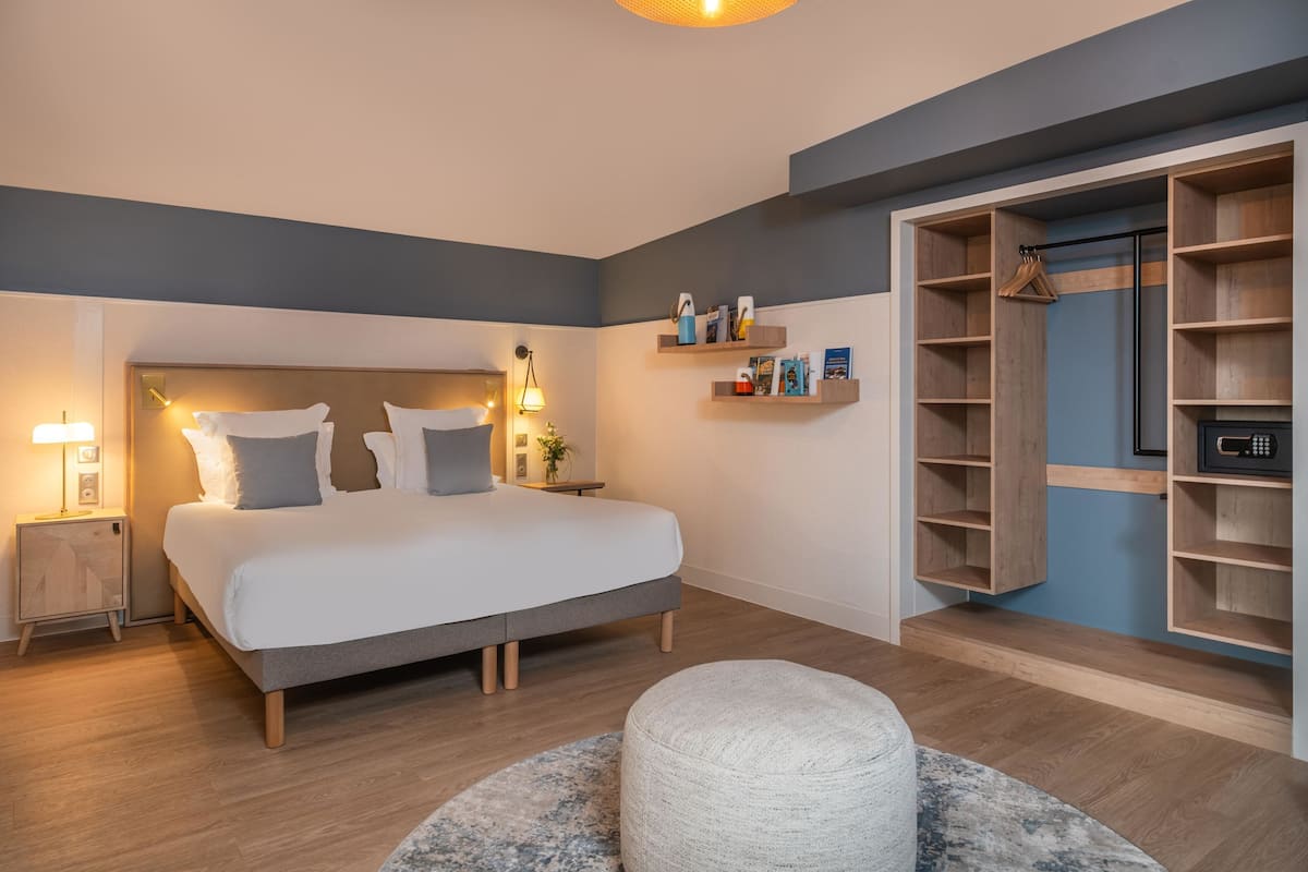Junior Suite | Premium bedding, in-room safe, desk, blackout drapes