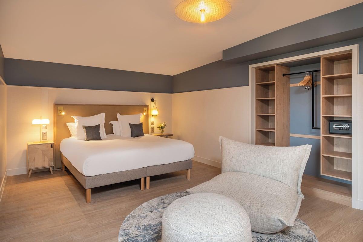 Junior Suite | 1 bedroom, premium bedding, in-room safe, desk