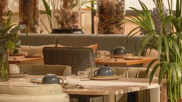 Petit déjeuner buffet (17 EUR par personne)