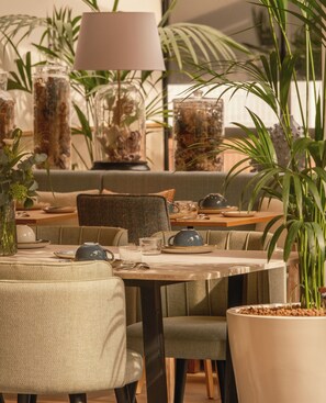 Tägliches Frühstücksbuffet (17 EUR pro Person)