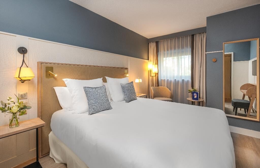 Premium bedding, in-room safe, desk, blackout drapes