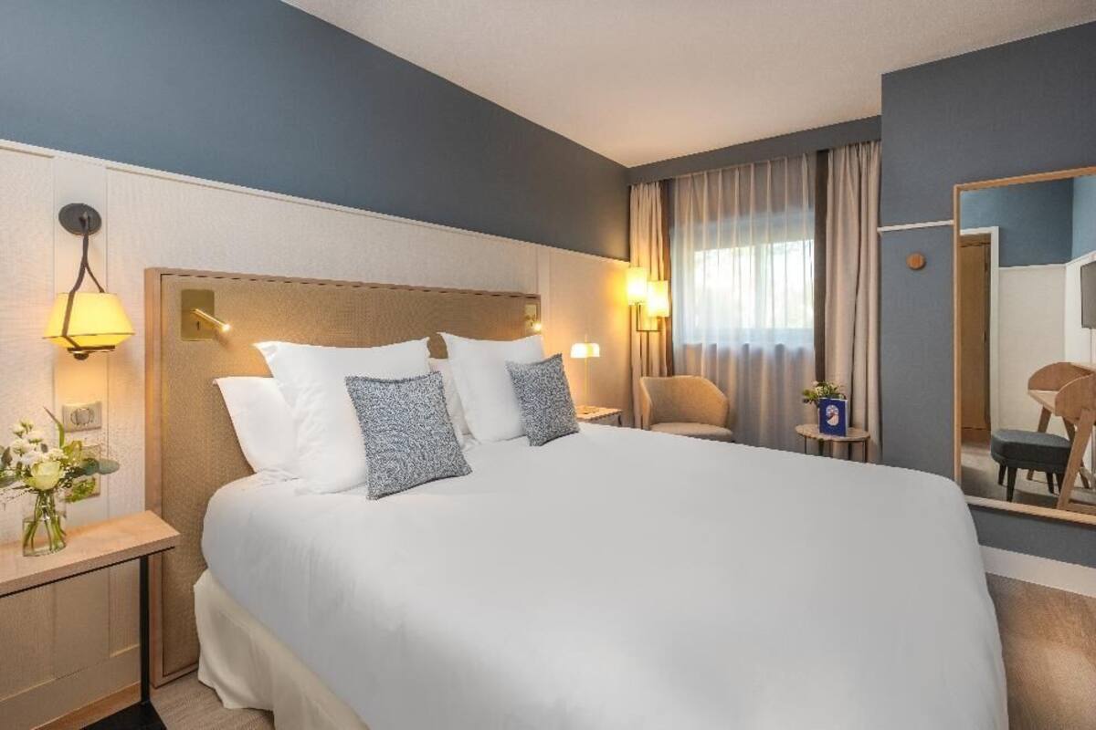 Premium bedding, in-room safe, desk, blackout drapes
