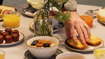 Petit déjeuner buffet (17 EUR par personne)