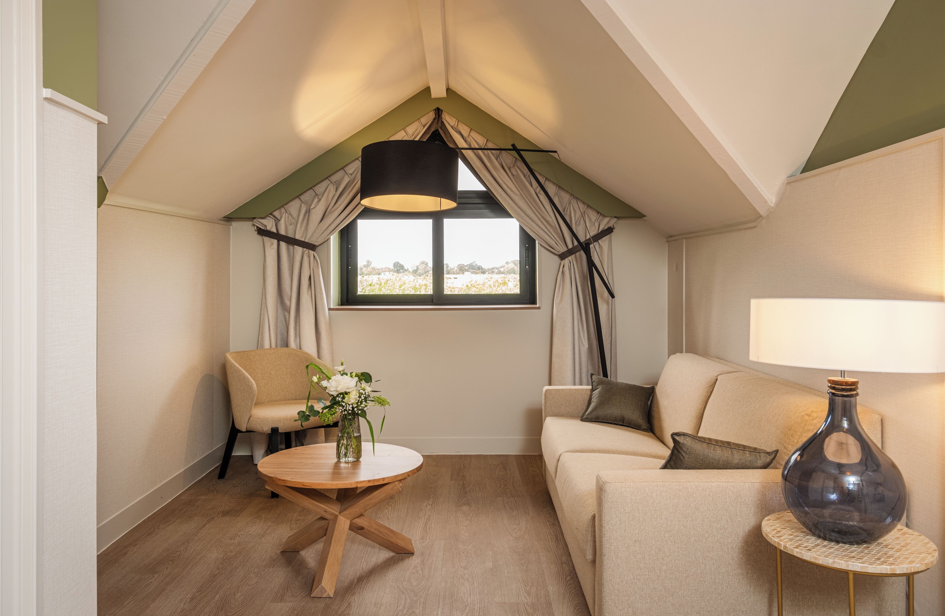 junior suite | living area | flat-screen tv, table football