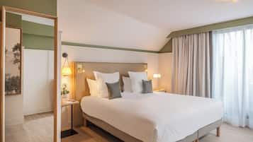Junior Suite | Premium bedding, in-room safe, desk, blackout drapes