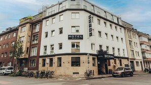Un edificio en esquina con un letrero que dice "HOTEL BERIAL".