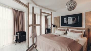 Comfort Double Room | Hypo-allergenic bedding, in-room safe, individually decorated