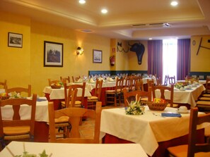 Petit déjeuner buffet (12 EUR par personne)