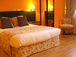 Minibar, caja fuerte, escritorio y cortinas opacas