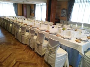 Se sirven desayunos, almuerzos, cenas y cocina española 