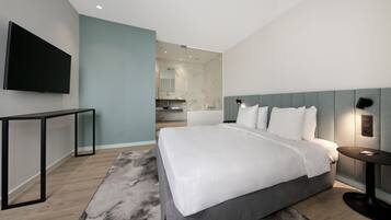 Minibar, Zimmersafe, Schreibtisch, laptopgeeigneter Arbeitsplatz