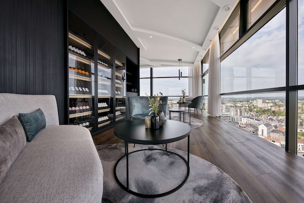 2 bars/lounges, rooftop bar